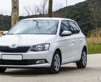 Predný pohľad na prenajaté auto Skoda Fabia v v Bečiči, Čierna Hora ✓ Auto č. 2464. ✓ Prevodovka Manuálne TM ✓ Hodnotenia 0.