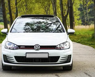 Interiør af Volkswagen Golf 7 til leje i Montenegro. En fantastisk 5-sæders bil med en Automatisk transmission.