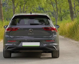 محرك الديزل بسعة 2,0 لتر لسيارة Volkswagen Golf 8 2020 للإيجار في في بيسيتشي.