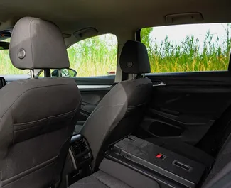 Interiér Volkswagen Golf 8 k pronájmu v Černé Hoře. Skvělé auto s 5 sedadly a převodovkou Automatické.