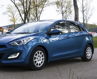 Predný pohľad na prenajaté auto Hyundai i30 v v Bečiči, Čierna Hora ✓ Auto č. 2468. ✓ Prevodovka Automatické TM ✓ Hodnotenia 0.