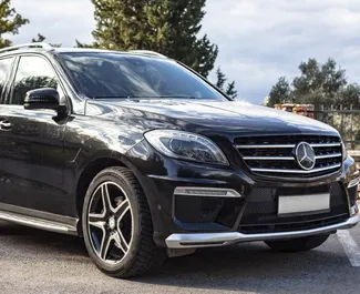 Frontvisning af en udlejnings Mercedes-Benz ML350 i Becici, Montenegro ✓ Bil #2493. ✓ Automatisk TM ✓ 0 anmeldelser.