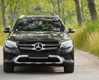 Frontvisning av en leiebil Mercedes-Benz GLC250 i Becici, Montenegro ✓ Bil #2494. ✓ Automatisk TM ✓ 0 anmeldelser.