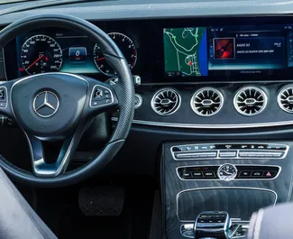 Mercedes-Benz E-Class Cabrio interjers nomai Melnkalnē. Lieliska 2 sēdvietu mašīna ar Automātiskais pārnesumu kārbu.