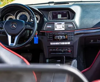 Mercedes-Benz E-Class Cabrio interjers nomai Melnkalnē. Lieliska 2 sēdvietu mašīna ar Automātiskais pārnesumu kārbu.