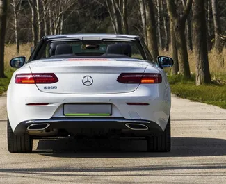 محرك البنزين بسعة 2,0 لتر لسيارة Mercedes-Benz E-Class Cabrio 2019 للإيجار في في بيسيتشي.