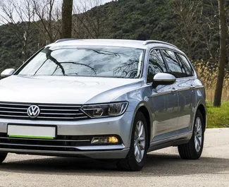 Framvy av en hyrbil Volkswagen Passat Variant i Becici, Montenegro ✓ Bil #2485. ✓ Växellåda Automatisk TM ✓ 0 recensioner.