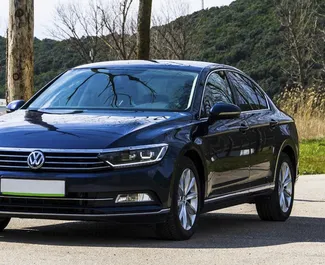 Sprednji pogled najetega avtomobila Volkswagen Passat v v mestu Becici, Črna gora ✓ Avtomobil #2481. ✓ Menjalnik Samodejno TM ✓ Mnenja 0.
