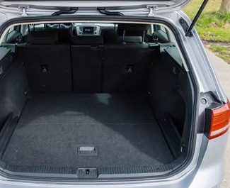 Volkswagen Passat Variant 2016 tillgänglig för uthyrning i Becici, med en körsträckegräns på obegränsad.