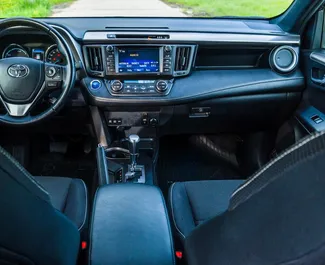 Toyota Rav4 2017 disponibile per il noleggio in Becici, con limite di chilometraggio di illimitato.