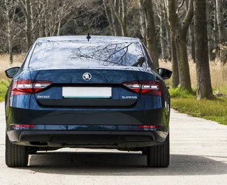 Intérieur de Skoda Superb à louer au Monténégro. Une excellente voiture de 5 places avec une transmission Automatique.