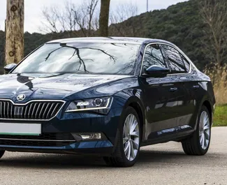 Frontvisning af en udlejnings Skoda Superb i Becici, Montenegro ✓ Bil #2482. ✓ Automatisk TM ✓ 1 anmeldelser.