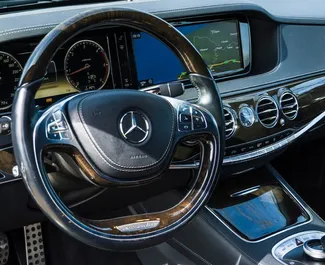 Mercedes-Benz S-Class 2015 متاحة للإيجار في في بيسيتشي، مع حد أقصى للمسافة غير محدود.