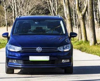 Μπροστινή όψη ενοικιαζόμενου Volkswagen Touran στο Becici, Μαυροβούνιο ✓ Αριθμός αυτοκινήτου #2496. ✓ Κιβώτιο ταχυτήτων Αυτόματο TM ✓ 0 κριτικές.