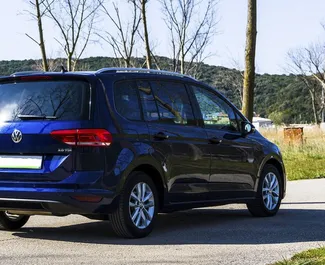 Volkswagen Touran noma. Komforta, Minivens automašīna nomai Melnkalnē ✓ Depozīts 200 EUR ✓ Apdrošināšanas iespējas: TPL, Pasažieri, Krāpšana.