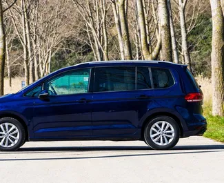 Volkswagen Touran interjers nomai Melnkalnē. Lieliska 7 sēdvietu mašīna ar Automātiskais pārnesumu kārbu.