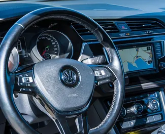 Volkswagen Touran 2016 disponible para alquilar en Becici, con límite de millaje de ilimitado.