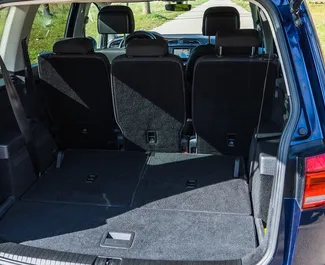 ベキシーにてで利用可能なフロントドライブシステム搭載のVolkswagen Touran 2016。