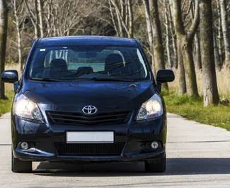 Toyota Corolla Verso 2011 tillgänglig för uthyrning i Becici, med en körsträckegräns på obegränsad.