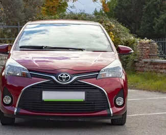Toyota Yarisのレンタル。モンテネグロにてでの経済, 快適さカーレンタル ✓ 預金100 EUR ✓ TPL, 乗客数, 盗難の保険オプション付き。