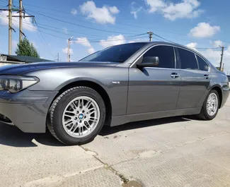 Sprednji pogled najetega avtomobila BMW 730i v v Simferopolu, Krim ✓ Avtomobil #3075. ✓ Menjalnik Samodejno TM ✓ Mnenja 0.