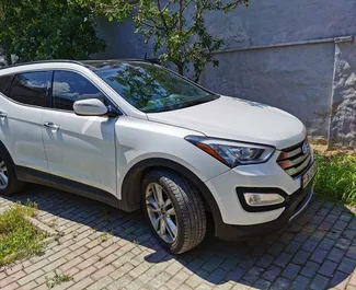 Frontvisning av en leiebil Hyundai Santa Fe i Simferopol, Krim ✓ Bil #3074. ✓ Automatisk TM ✓ 0 anmeldelser.