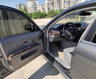 BMW 730i 2015 auto rentimine Krimmis, sisaldab ✓ Bensiin kütust ja 218 hobujõudu ➤ Alates 2242 RUB päevas.