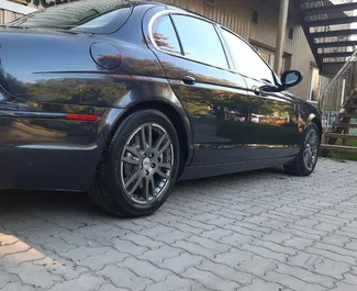 Jaguar S-Type 2010 automašīnas noma Krimā, iezīmes ✓ Benzīns degviela un 200 zirgspēki ➤ Sākot no 2183 RUB dienā.