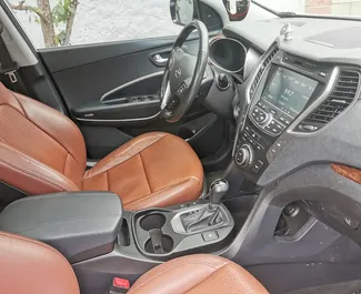 Noleggio Hyundai Santa Fe. Auto Comfort, Crossover per il noleggio in Crimea ✓ Cauzione di Deposito di 30000 RUB ✓ Opzioni assicurative RCT.