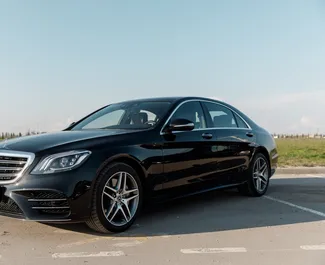 Vista frontal de un Mercedes-Benz S-Class de alquiler en Simferopol, Crimea ✓ Coche n.º 2750. ✓ Automático TM ✓ 0 opiniones.