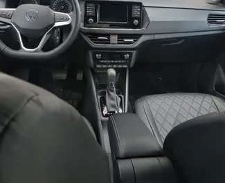 Volkswagen Polo Sedan 2015 disponibile per il noleggio a Simferopol, con limite di chilometraggio di illimitato.