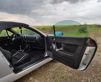 Interior do Audi TT Cabrio para aluguer na Crimeia. Um excelente carro de 2 lugares com transmissão Manual.