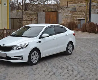 Frontvisning af en udlejnings Kia Rio i Yevpatoriya, Krim ✓ Bil #2630. ✓ Automatisk TM ✓ 0 anmeldelser.