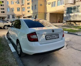 Skoda Rapid 2018 araç kiralama Kırım'da, ✓ Benzin yakıt ve 110 beygir gücü özellikleriyle ➤ Günde başlayan fiyatlarla 1416 RUB.