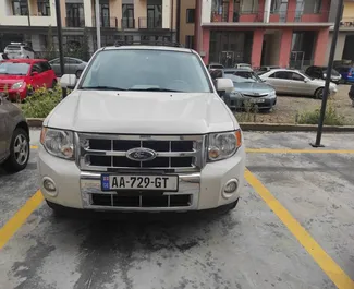 Vista frontal de um aluguel Ford Escape Hybrid em Tbilisi, Geórgia ✓ Carro #3163. ✓ Transmissão Automático TM ✓ 0 avaliações.