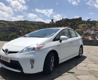 트빌리시에서, 조지아에서 대여하는 Toyota Prius의 전면 뷰 ✓ 차량 번호#3159. ✓ 자동 변속기 ✓ 29 리뷰.