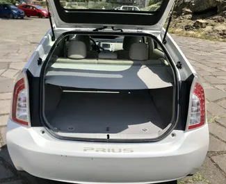 Wynajmij Toyota Prius 2015 w Gruzji. Paliwo: Benzyna. Moc: 135 KM ➤ Koszt od 80 GEL za dobę.