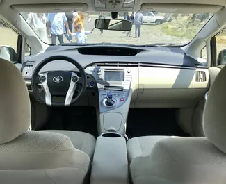 Toyota Priusのレンタル。グルジアにてでの経済, 快適さカーレンタル ✓ 保証金なし ✓ TPL, FDW, 乗客数, 盗難の保険オプション付き。