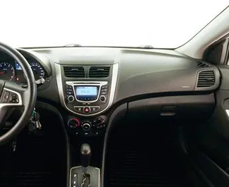 Ενοικίαση αυτοκινήτου Hyundai Solaris 2012 στην Κριμαία, περιλαμβάνει ✓ καύσιμο Βενζίνη και  ίππους ➤ Από 1764 RUB ανά ημέρα.
