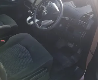 Nissan Serena 2016 autóbérlés Cipruson, jellemzők ✓ Benzin üzemanyag és 150 lóerő ➤ Napi 73 EUR-tól kezdődően.