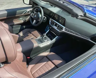 BMW M440i Cabrio 2021 için kiralık Benzin 3,0L motor, Dubai'de.