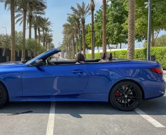 Vista frontal de um aluguel BMW M440i Cabrio no Dubai, Emirados Árabes Unidos ✓ Carro #3157. ✓ Transmissão Automático TM ✓ 0 avaliações.