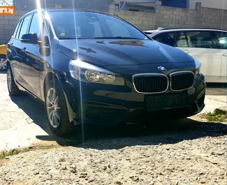 Přední pohled na pronájem BMW 220 Activ Tourer na letišti Burgas, Bulharsko ✓ Auto č. 2871. ✓ Převodovka Automatické TM ✓ Recenze 0.