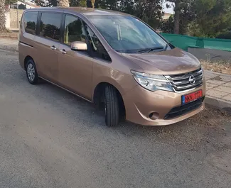 Frontvisning af en udlejnings Nissan Serena i Paphos, Cypern ✓ Bil #2679. ✓ Automatisk TM ✓ 0 anmeldelser.