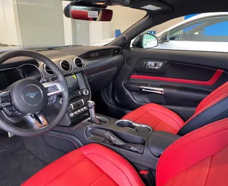 ドバイにてでのレンタル用Ford Mustang GT 2021のガソリン 5.0Lエンジン。