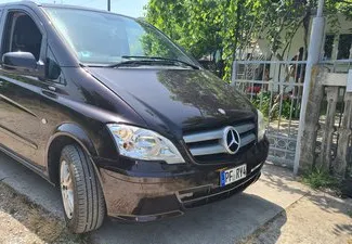 Frontansicht eines Mietwagens Mercedes-Benz Vito Bus in Belgrad, Serbien ✓ Auto Nr.3311. ✓ Schaltgetriebe TM ✓ 1 Bewertungen.