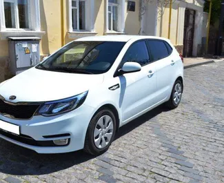 Frontvisning af en udlejnings Kia Rio i Yevpatoriya, Krim ✓ Bil #3200. ✓ Automatisk TM ✓ 0 anmeldelser.