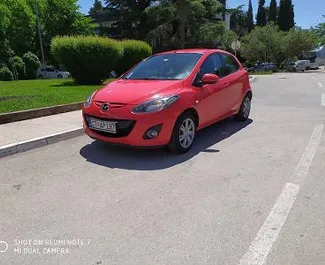 Sprednji pogled najetega avtomobila Mazda 2 v v Budvi, Črna gora ✓ Avtomobil #3146. ✓ Menjalnik Samodejno TM ✓ Mnenja 0.