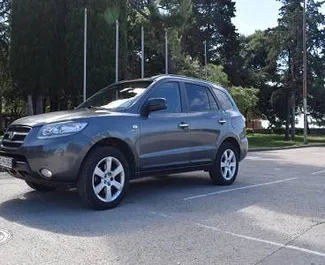 Sprednji pogled najetega avtomobila Hyundai Santa Fe v v Budvi, Črna gora ✓ Avtomobil #3145. ✓ Menjalnik Samodejno TM ✓ Mnenja 0.