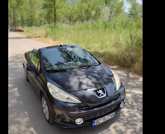 Vista frontale di un noleggio Peugeot 207cc a Budva, Montenegro ✓ Auto #3141. ✓ Cambio Manuale TM ✓ 1 recensioni.